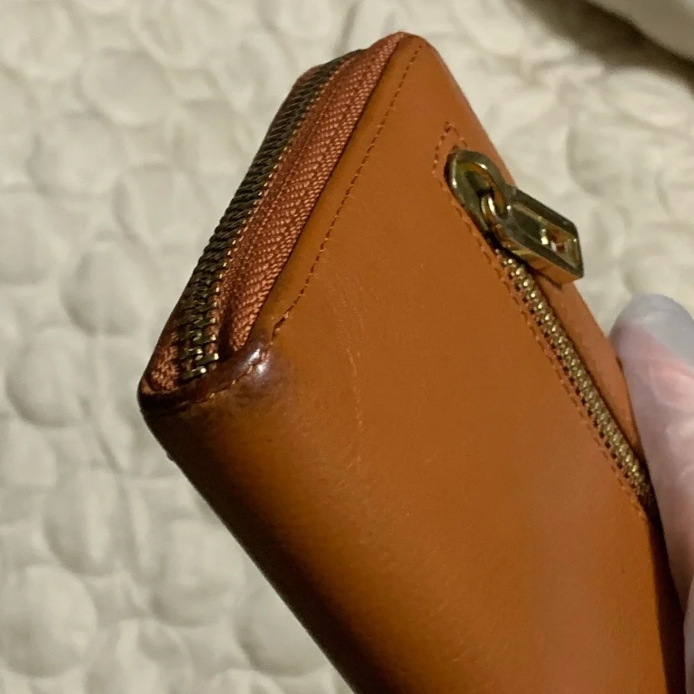 Vintage Juicy Couture Tan Wallet with Gold Zipper